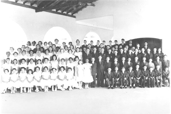 O amigo e leitor João Garcia (Móveis GG) me trouxe esta foto, feita em 1956, no pátio da Escola Estadual “Caetano Petráglia”, quando da formatura dos alunos que concluíam o antigo curso primário. É difícil, pelo número de alunos, identificar a maioria, ma